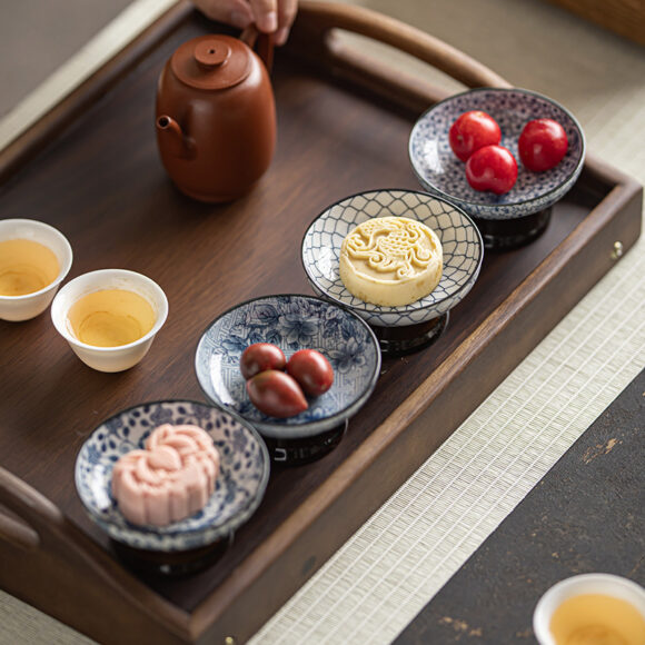 Mini blue and white tall plate-blooming flowers