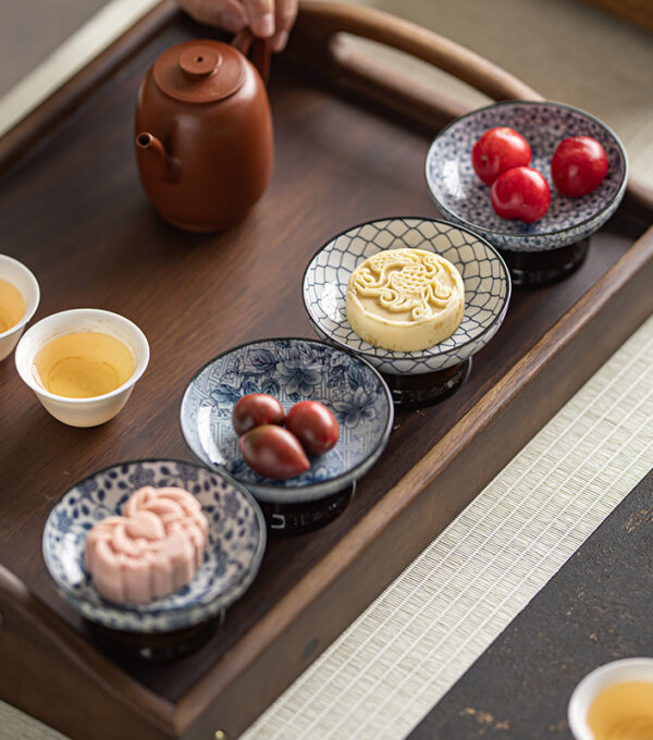 Mini blue and white tall plate-blooming flowers